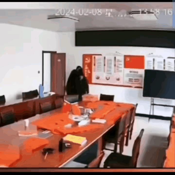 感觉这两个人的关系有点不正常，刚开始挺开心的，有亲密的举动，后来男子看到了摄像头