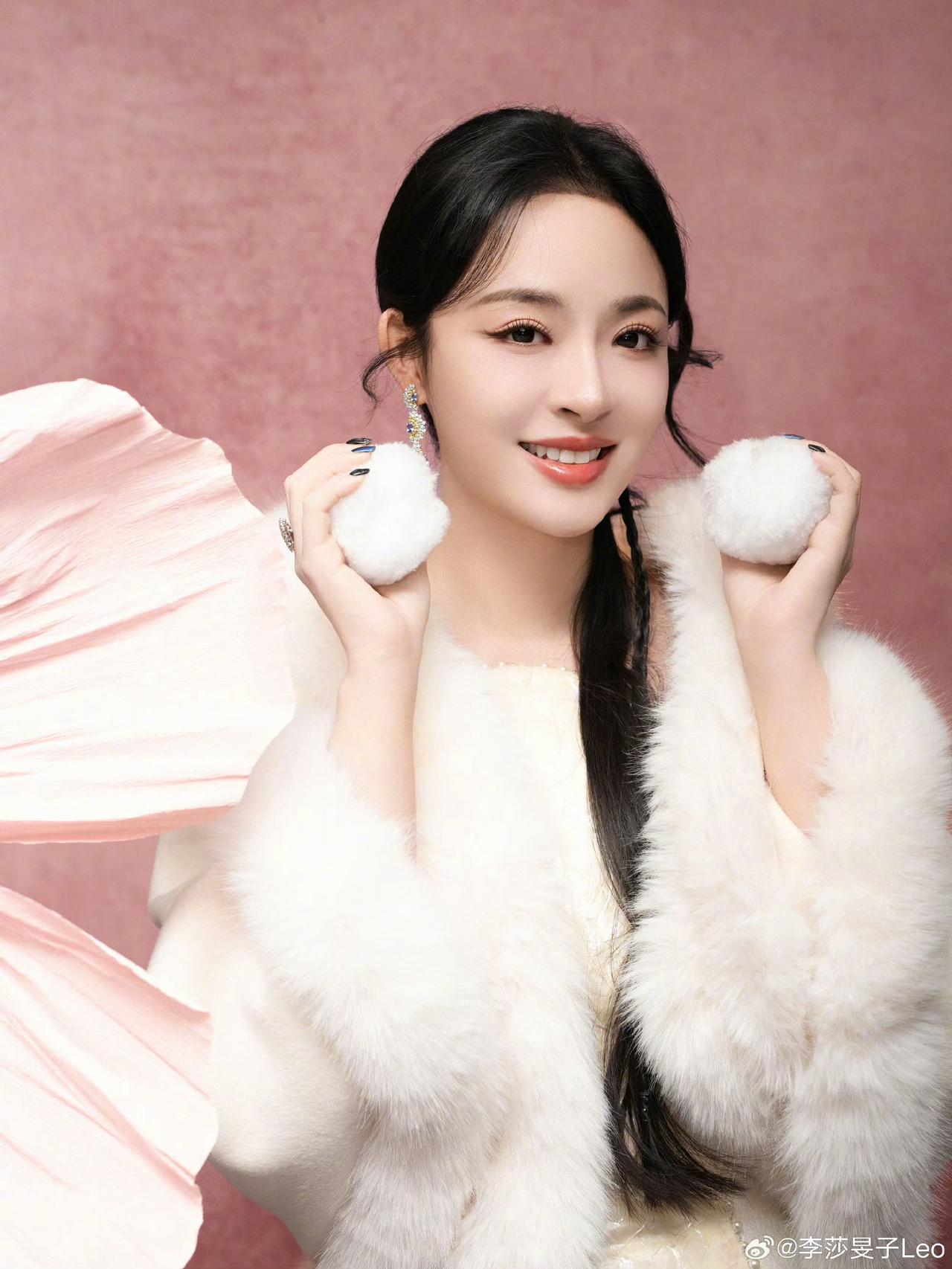 什么叫有韵味的女人美女歌手穿搭写真