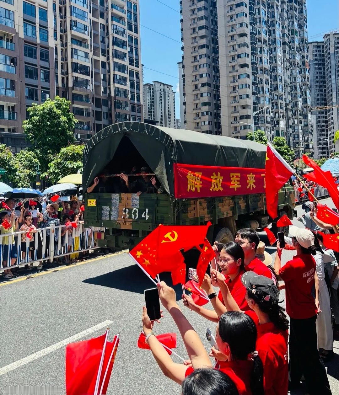 欢送人民子弟兵。 
