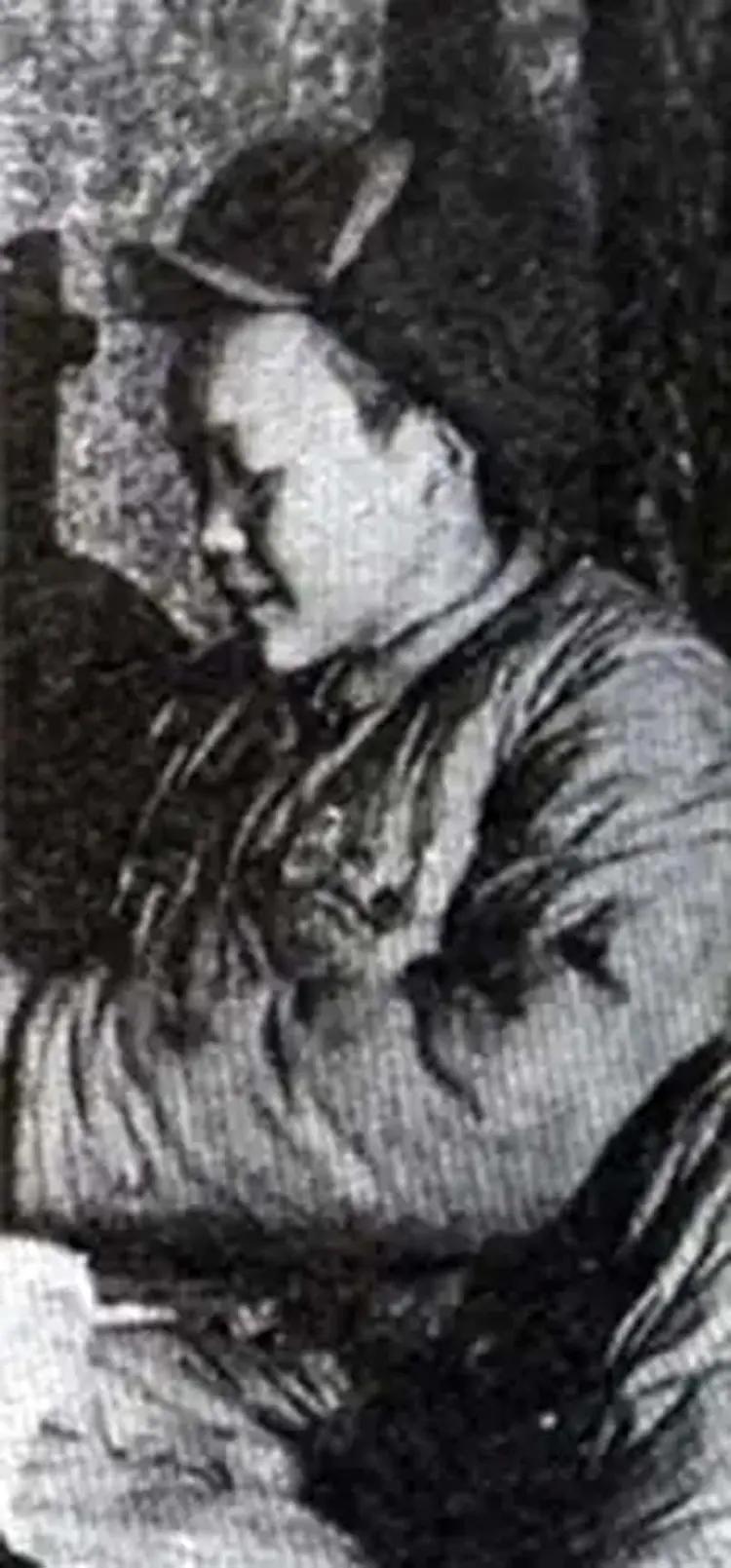 邓章德，男，四川省蓬安县人，一九三三年出生，一九五一年参加革命，中国新民主主义青