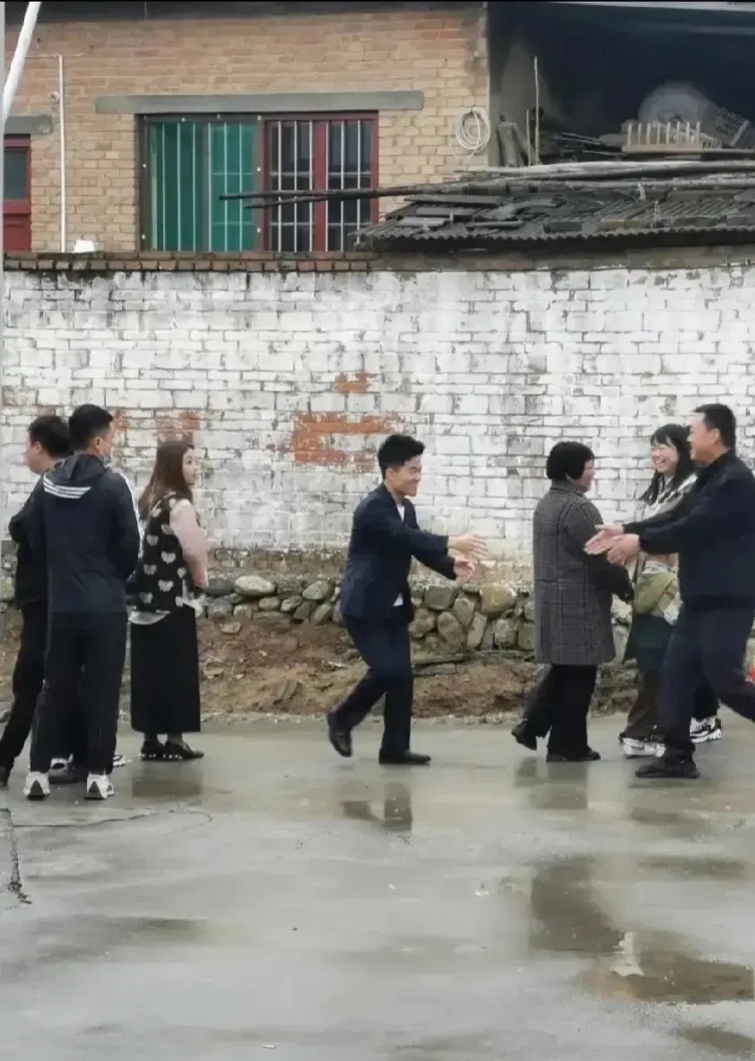 从董宇辉回村参加弟弟婚礼，谈谈农村人的处事哲学：（一）你在外面混的好不好，村里人