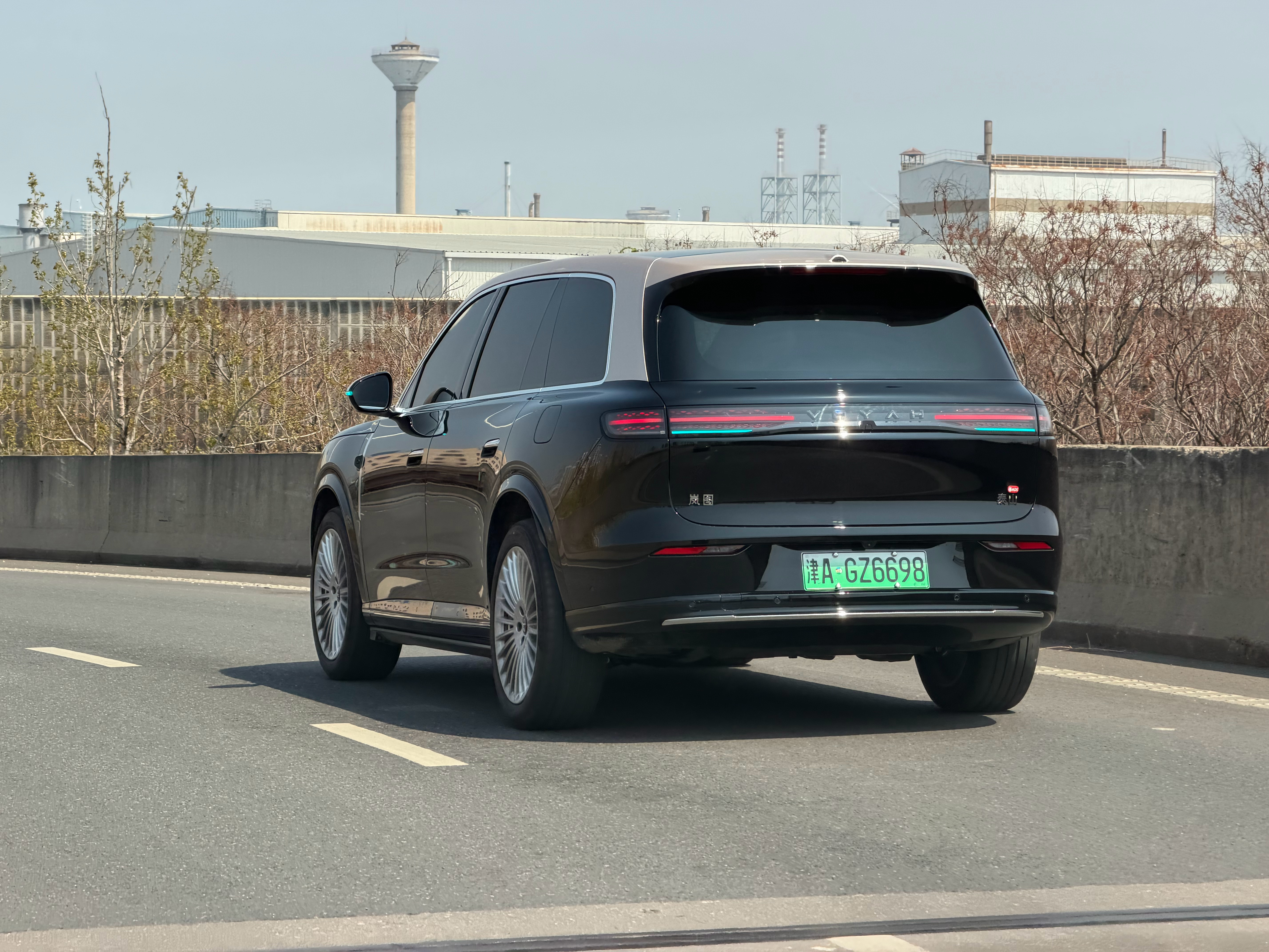 岚图泰山的外观真的非常霸气比例也非常完美我觉得内部还有更好的优化和提升空间要不是