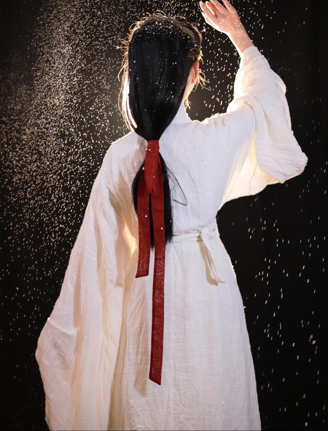 人这一生，
走过太多路，
看过太多景，
遇见太多人，
经过太多事，
记忆的梗上谁