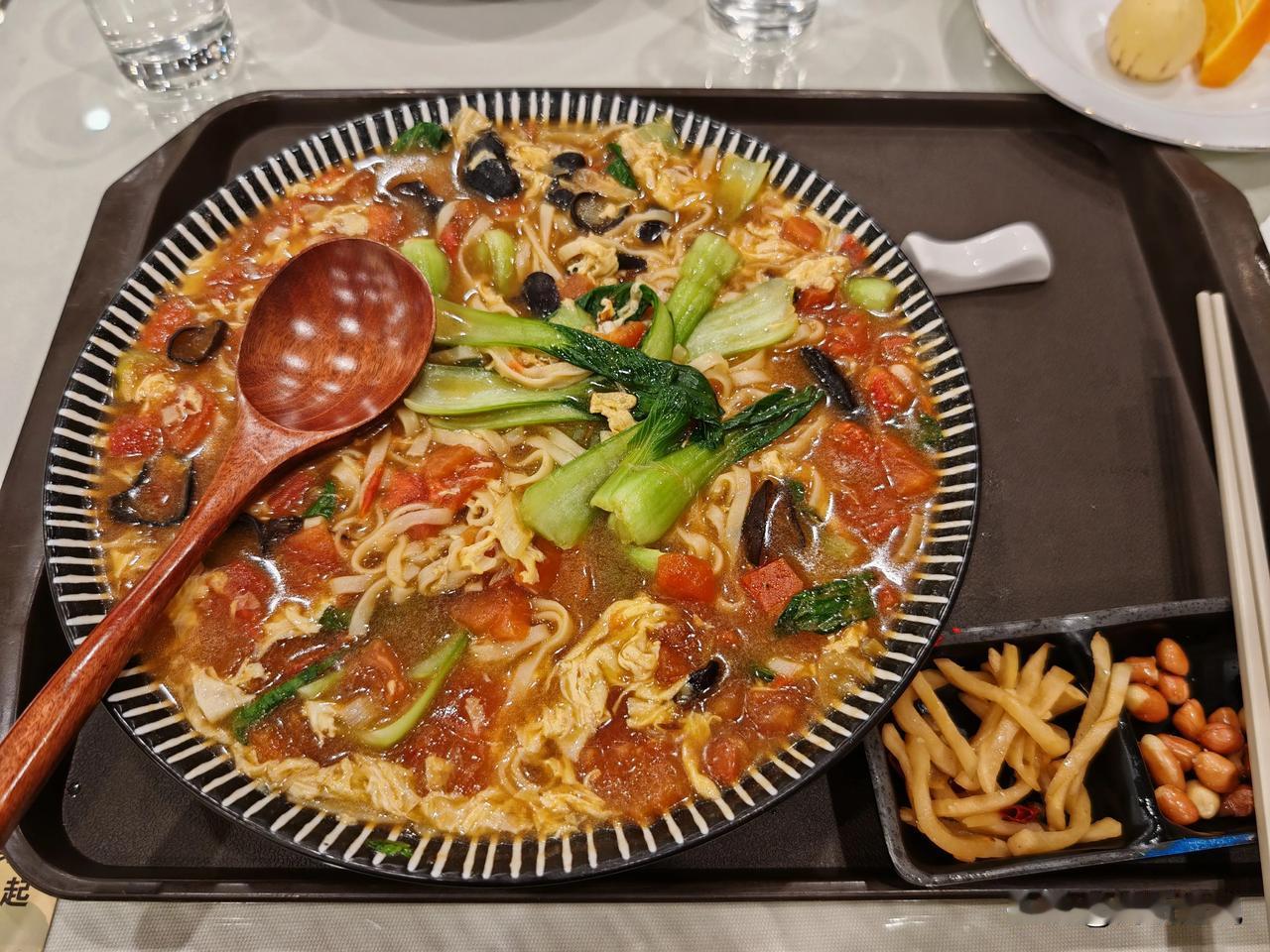 在酒店点了一份商务套餐，这碗面上来把我震了…