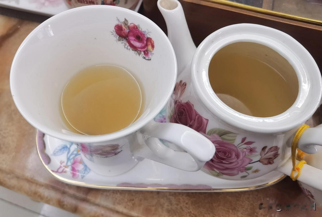 早晨，煮上一壶苹果红枣茶是我的必选动作。口感酸甜，清理肠胃，释放沉睡了一宿的味蕾