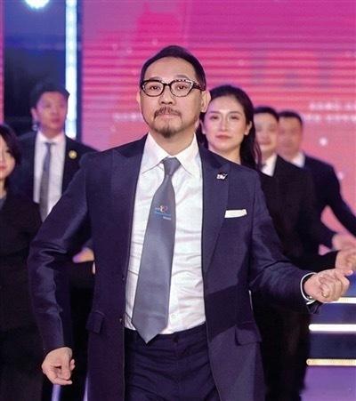 穿正装跳拉丁裁判涨粉近20万     最近全网刷屏的“法拉利大叔”，其实是北舞教
