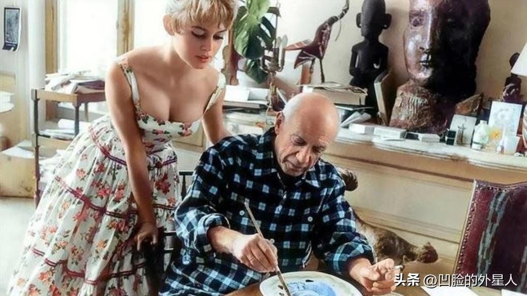 1956年，当21岁的碧姬·芭铎拜访74岁的毕加索时，留下了一张珍贵的老照片。毕