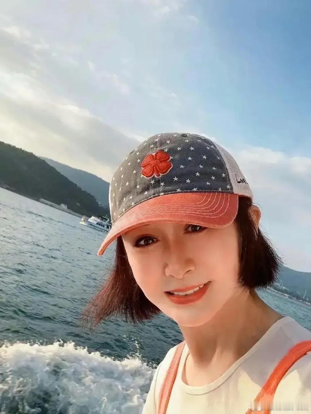 美颜真强大，直接将潘迎紫美化成了胡静。 ​​​