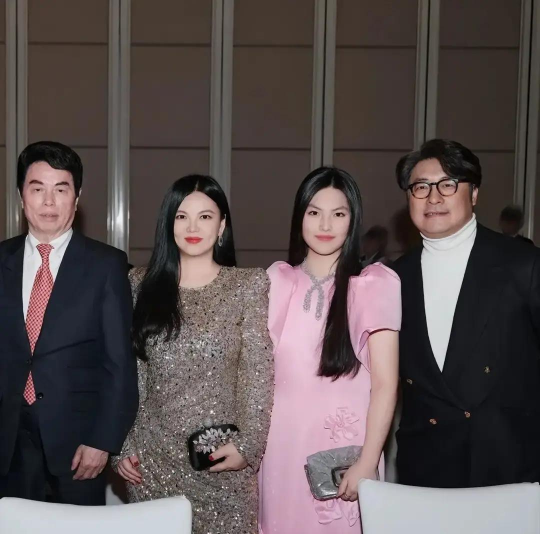 李湘最近瘦了不少，挺意外的。
 
前阵子还被拍到身材发福，转眼就比女儿还苗条。这