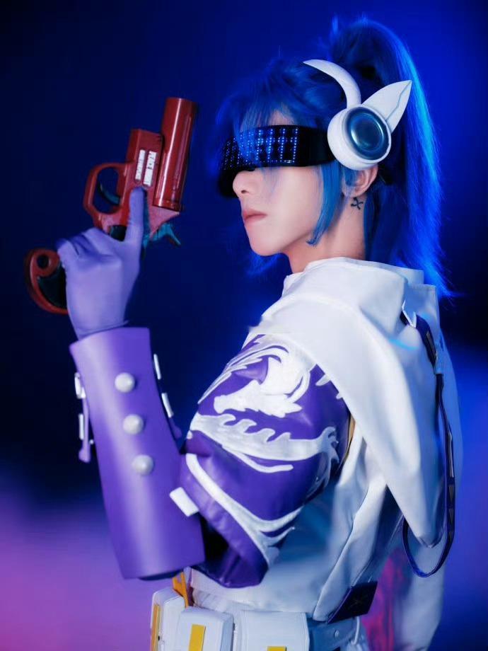 华晨宇[超话]华晨宇花傲天首次同台华晨宇蓝色高马尾简直是视觉盛宴！华晨宇那标志性