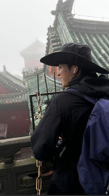 武当山偶遇王星越王星越直播老公你说句话啊直播时温柔回应粉丝，耐心分享沿途美景，声