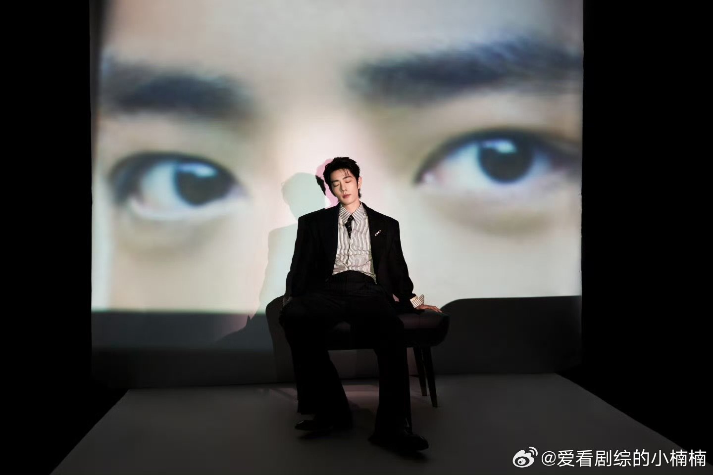肖战能那么成功是有原因的肖战连轴转了一天多深知每份光鲜都饱含辛苦，一天多连轴行程