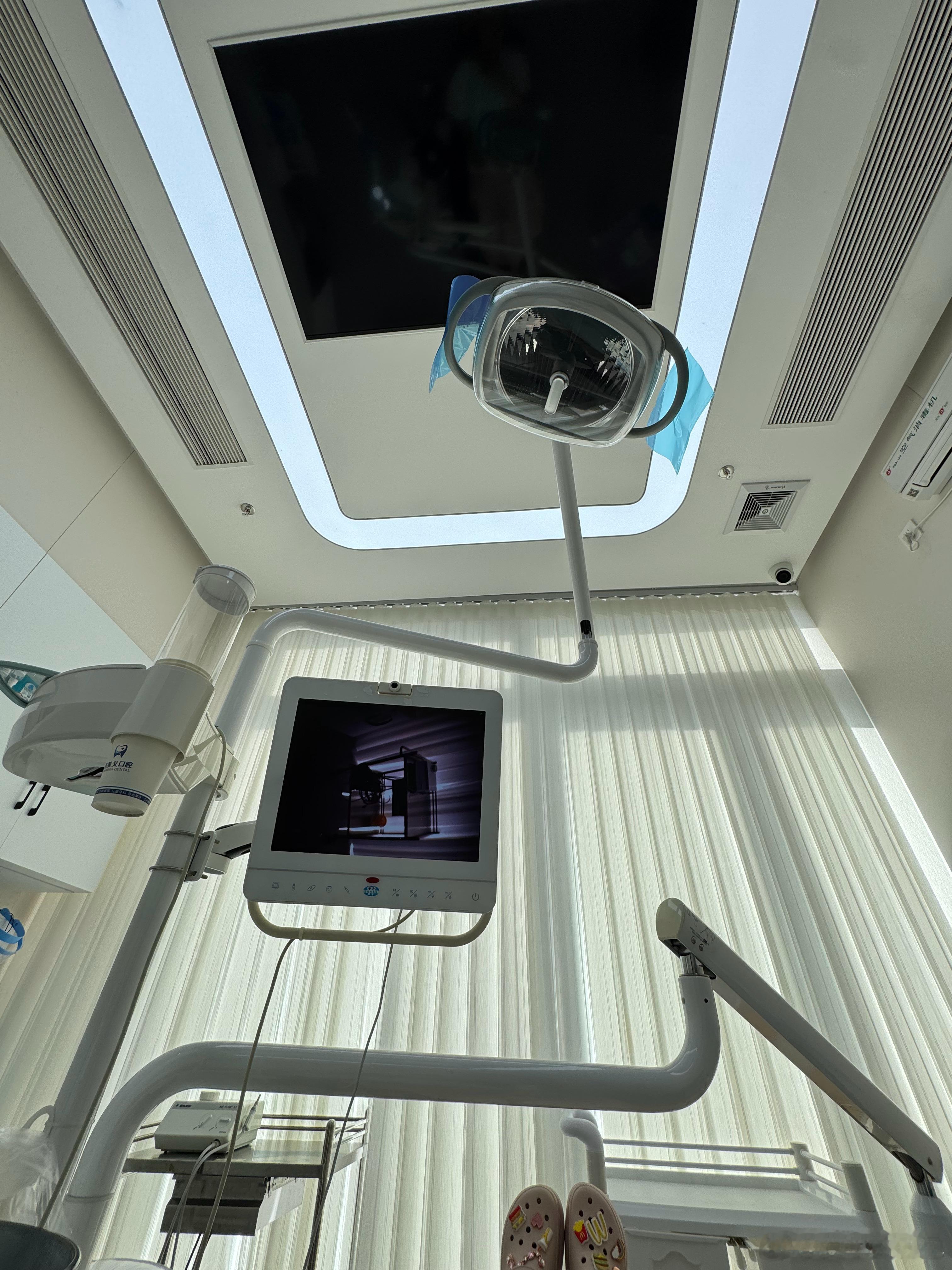 有蛀牙了爱喝咖啡的报应来了[泪]我小时候最怕去牙科，属于不听话小孩含着巧克力睡觉