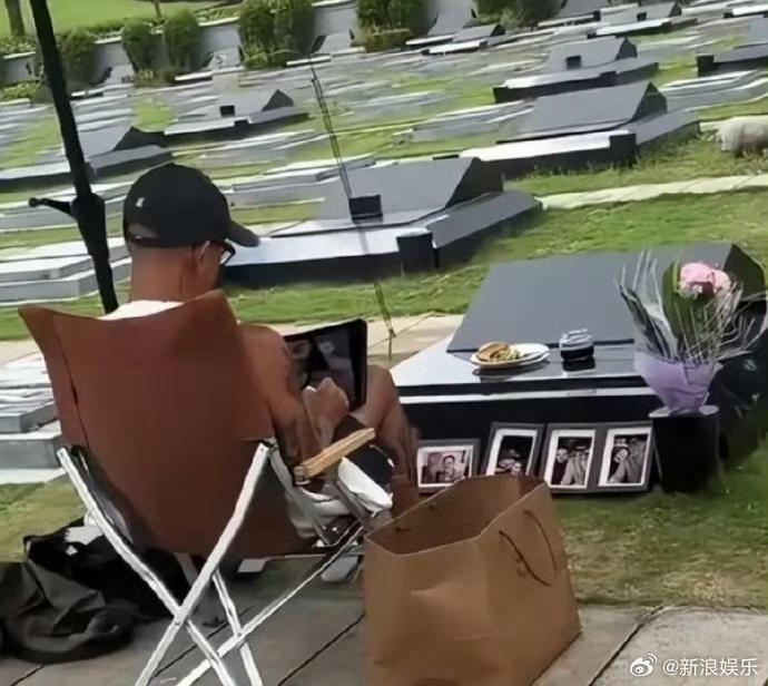 没完没了，大S墓碑又添新物件，具俊晔演上了“连续剧”


虽然大S已经去世，但是