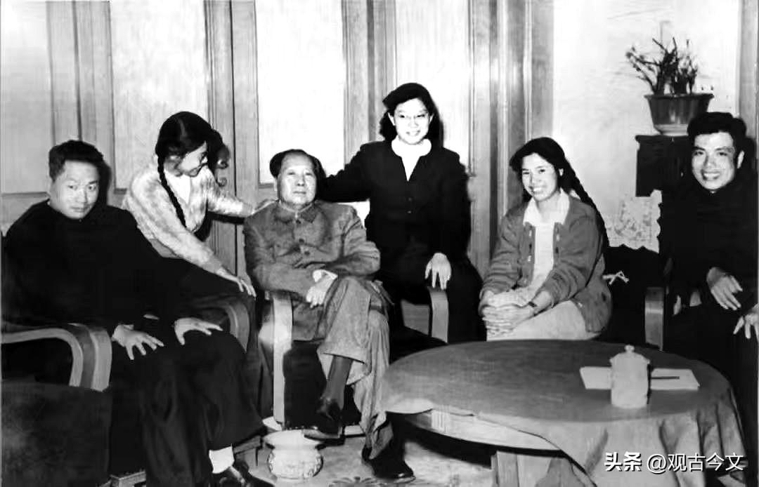 历史时光
1962年，毛主席和五个孩子的合影，大儿媳刘思齐离他最近，二儿媳邵华笑