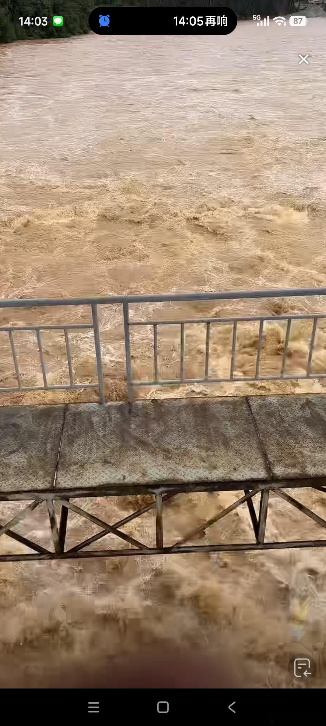 上抖音看到有主播在我家附近的平江水闸直播，平江水闸也在放闸泄洪了。 
