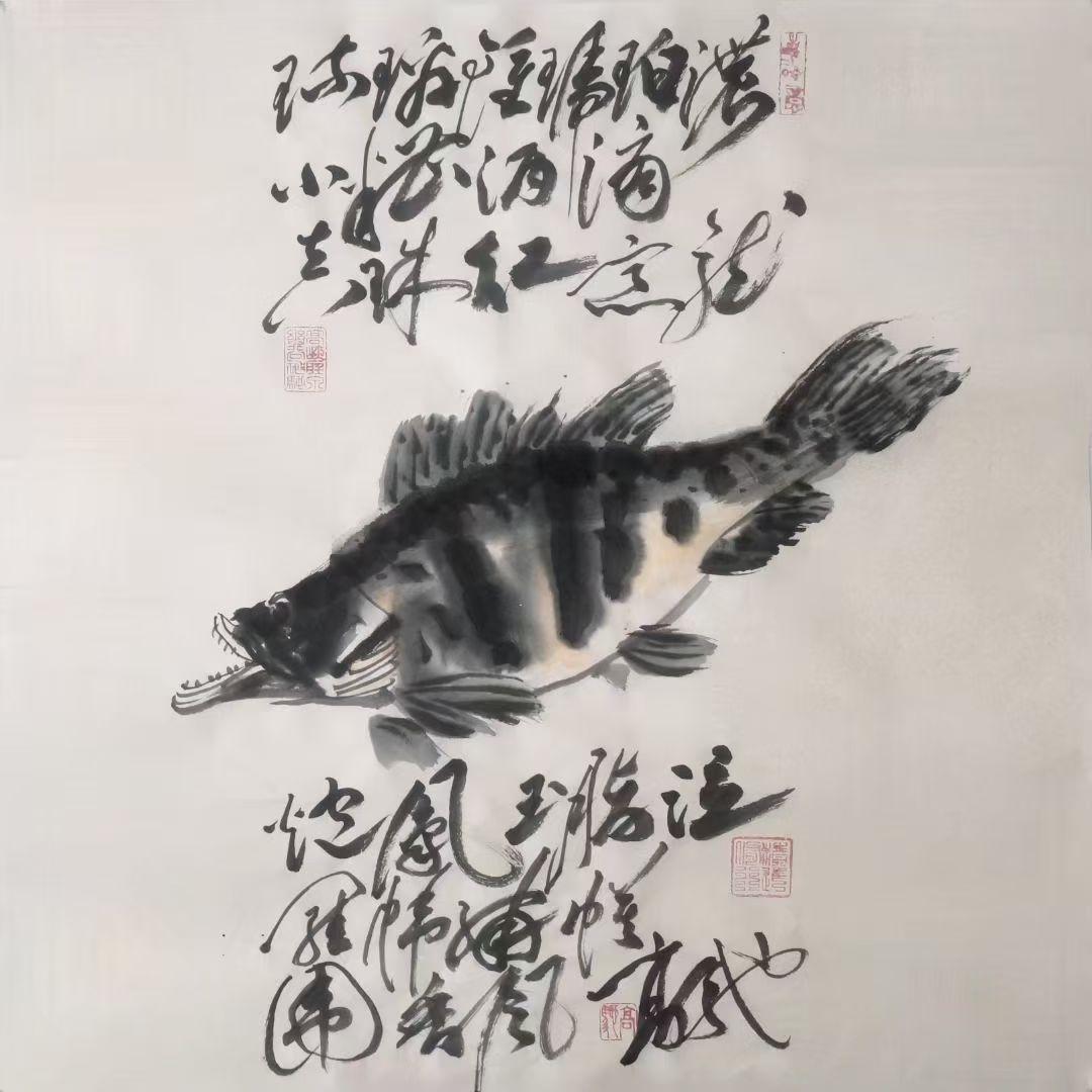 【鳜鱼雌雄鉴别方法】
1.下颌形状：
雌鱼下颌前端呈圆弧形，超过上颌不多。
雄鱼