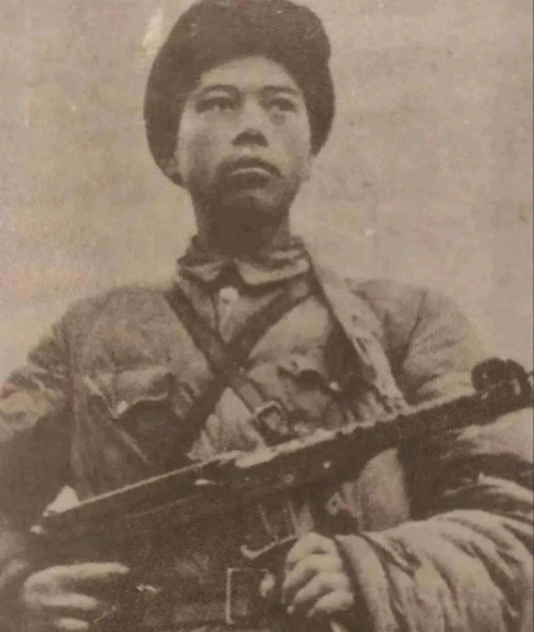 1951年，王德福打退美军9次进攻，拿着手电巡查时，却惊觉3名战友竟全牺牲在同一