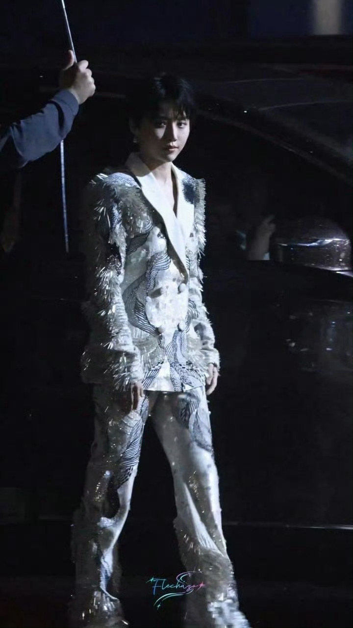 刘雨昕录制浙江卫视荣誉之夜下班饭拍，身穿Rahul Mishra 2024秋冬高