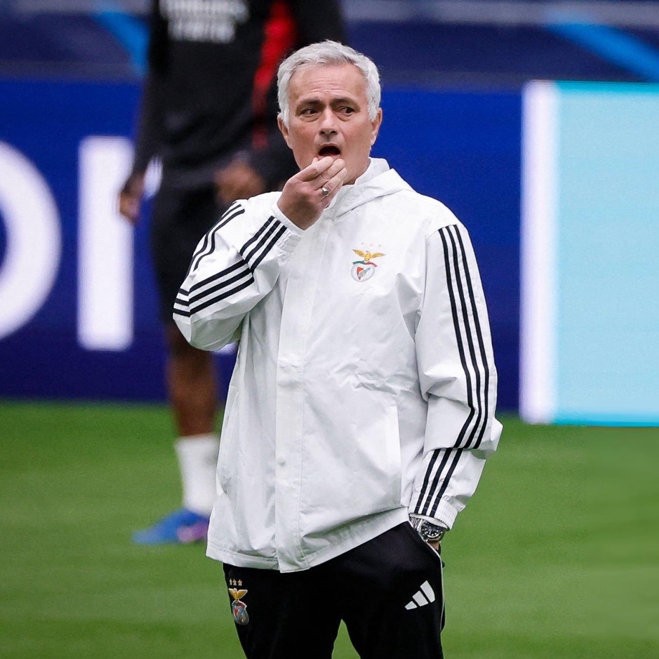 TA：皇马的工作人员在新闻发布区为穆里尼奥提供了一个展位，预计他会在那里观看比赛