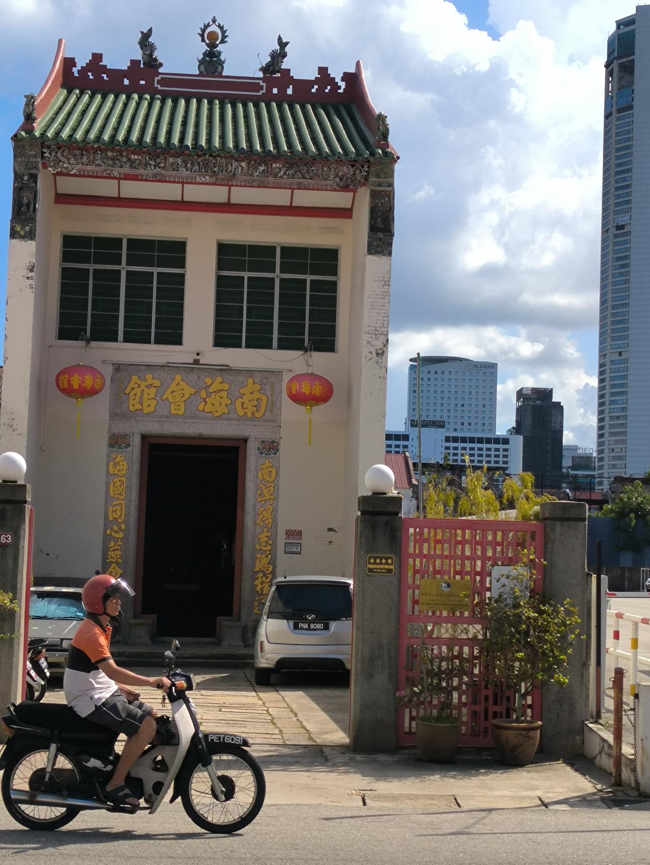 小说：买烟花（1月15日原创）

马上过年了，张叔走进城郊结合部的一家杂货店，问