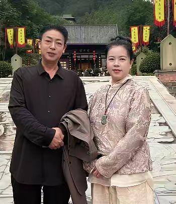 许敏和老姚无论去哪里，都有人陪着，一对表演家！猩猩们抓紧买呀，它们可就指你们赚钱