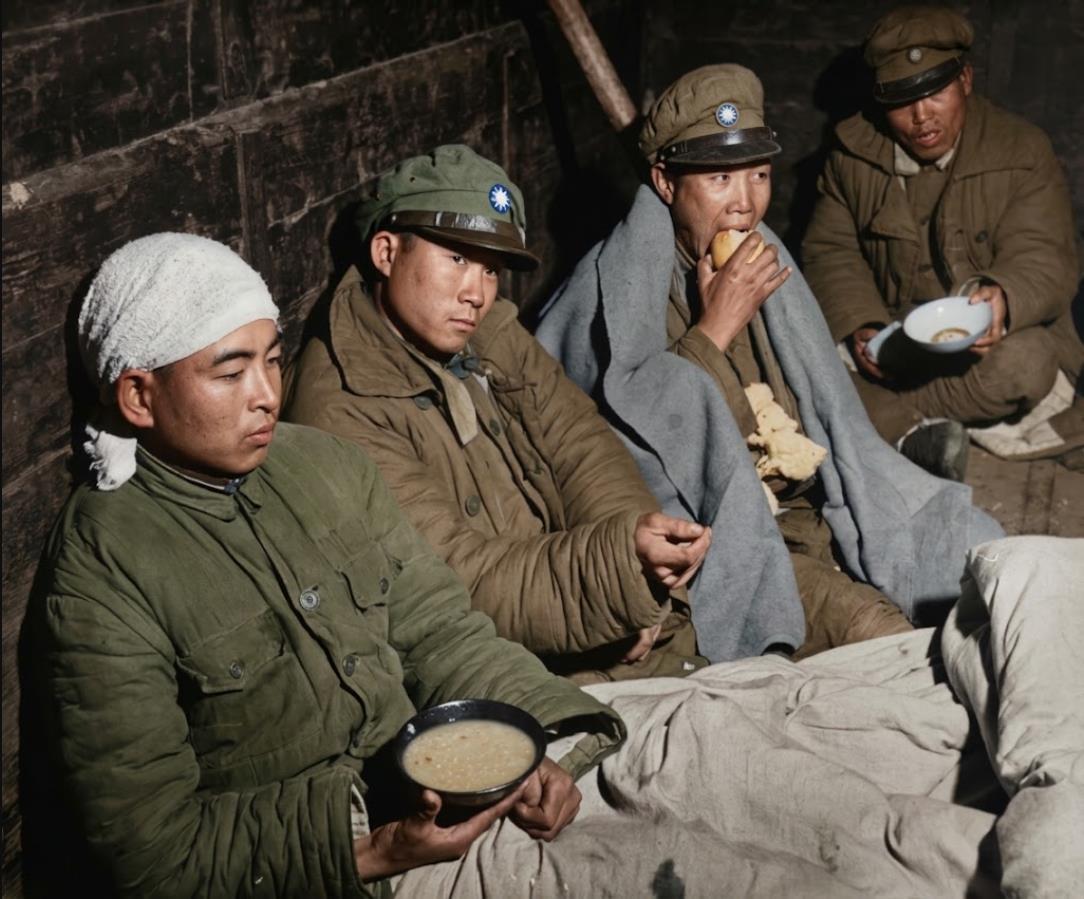 1947年2月，鲁南战役结束后，几名身着厚重棉军装的国军伤病员挤在昏暗简陋的室内