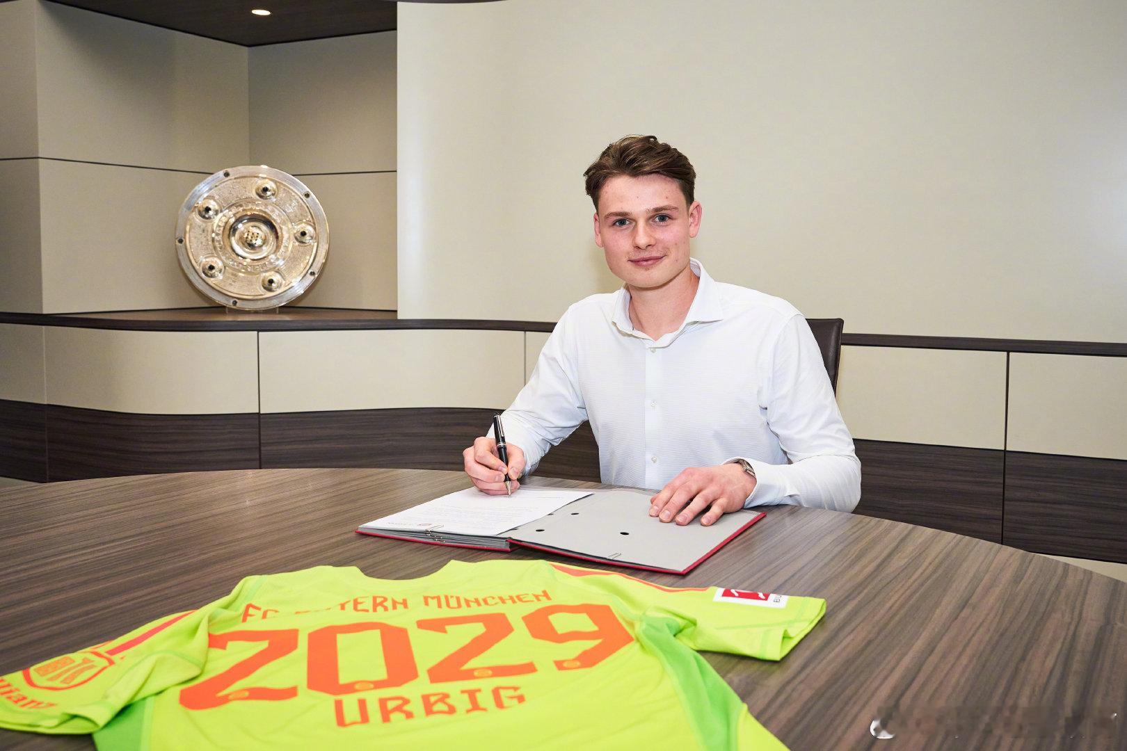 🤩回望过去几年德甲的冬季转会——这看了谁不说一句“群英荟萃”？！👀调兵遣将的