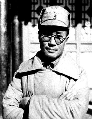 1945年深夜，一男子爬进了延安保育院的窑洞。

突然，他拿出锋利的匕首，残忍地