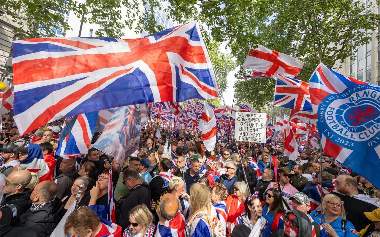 【5万英国人在伦敦参加游行集会，示威反对首相，高喊：我们要斯塔默下台】

周六，