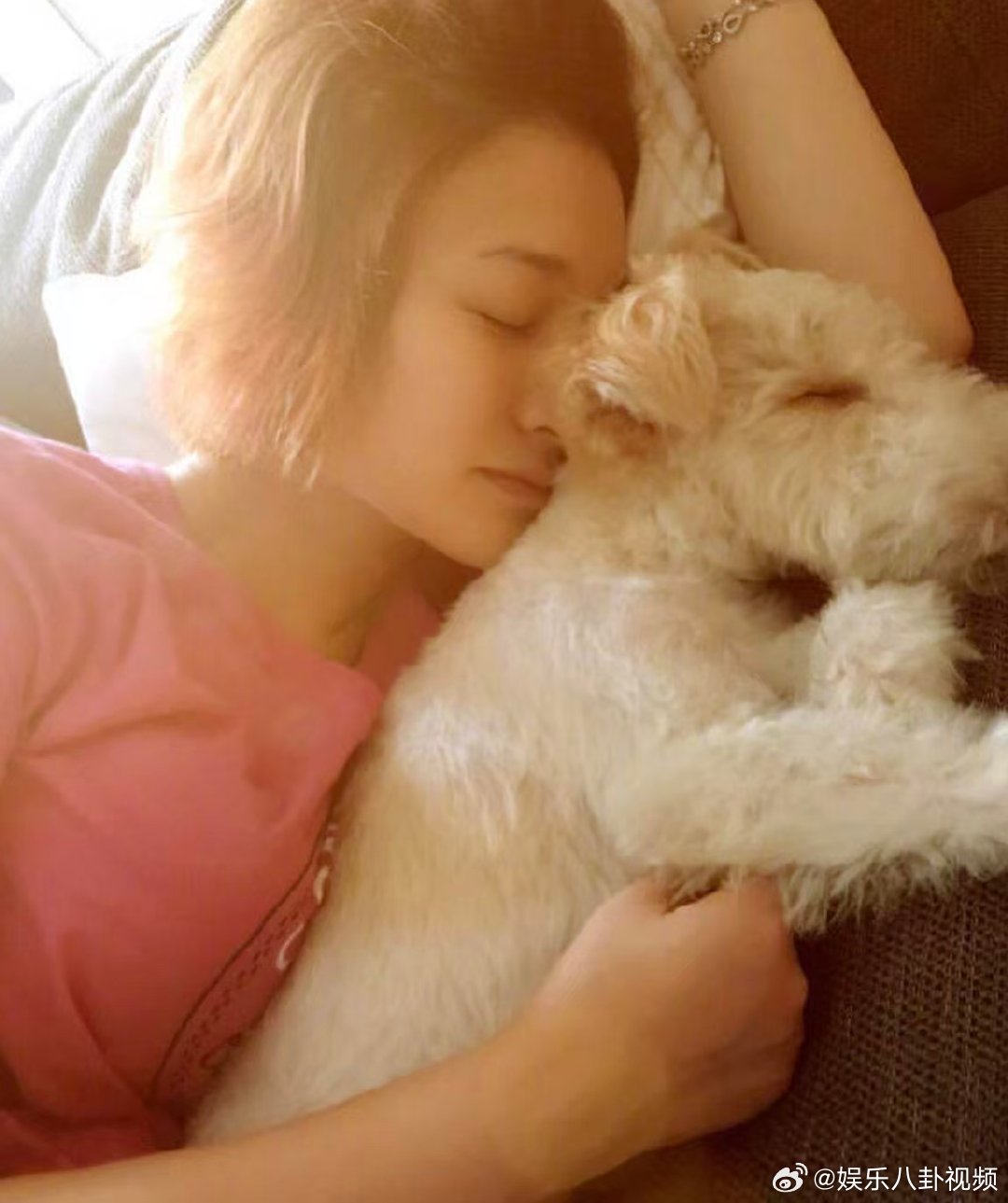 李小冉录节目哭了李小冉听领养义工讲话哭了不想睡的星期五 满满的善意，李小冉共情流
