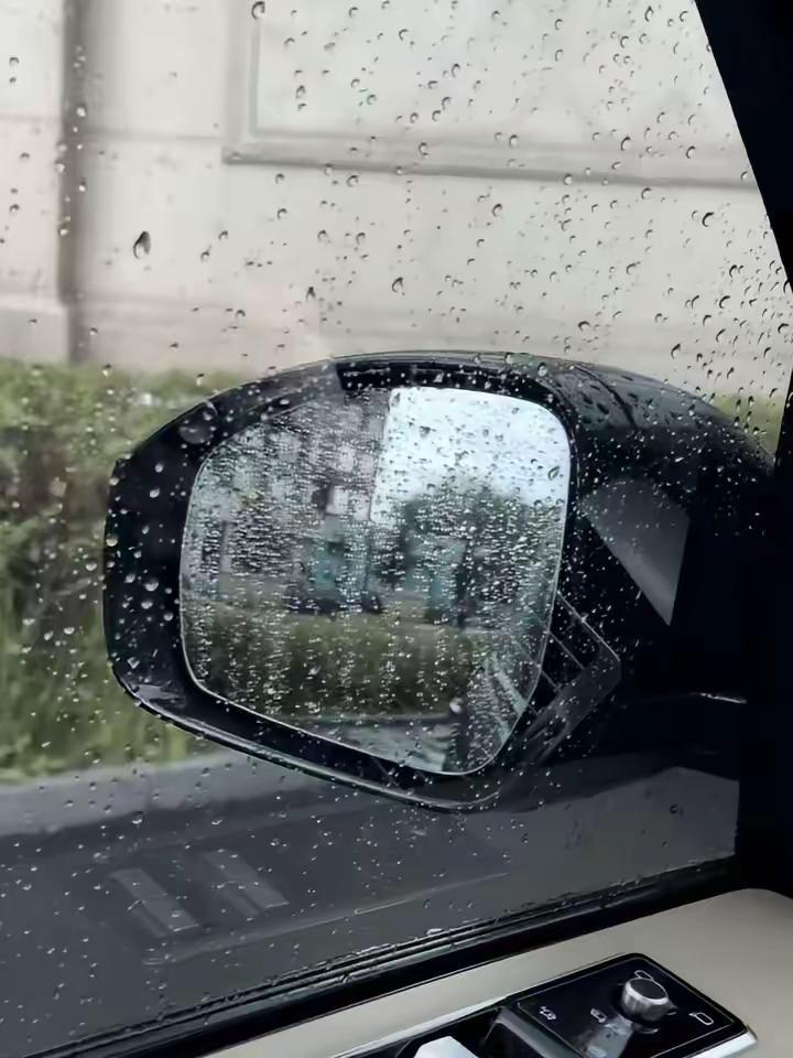 “有风有雨是常态，风雨兼程是状态，风雨无阻是心态，风来听风，雨来听雨，人生百味，