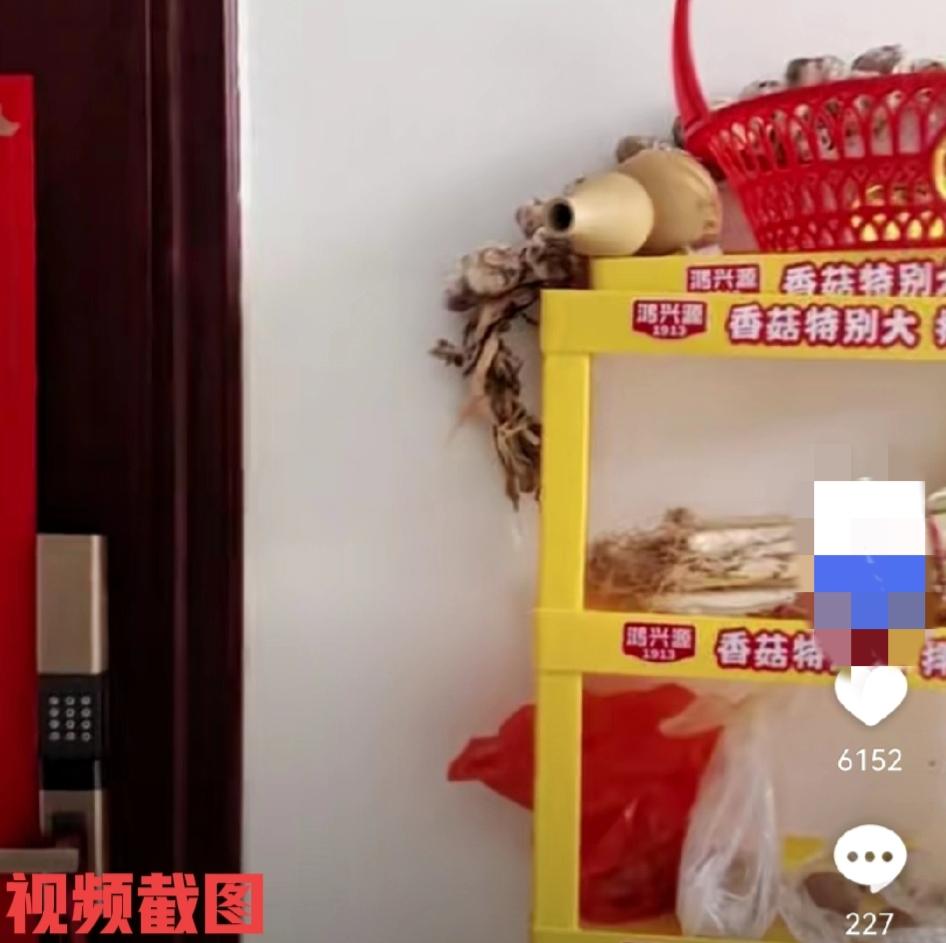 对门邻居在自家门口摆了葫芦。

一旁的邻居女子就在自家门上贴了孙悟空，似乎摆开了