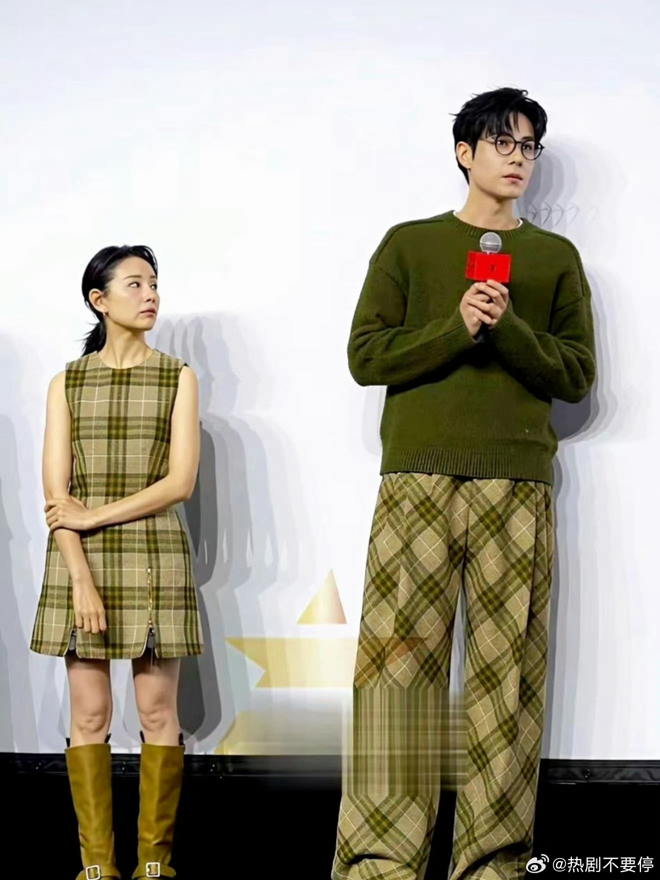 胡一天这条裤子能给董洁做两身裙子胡一天确实是巨人…和女演员站一起对比也太明显了 
