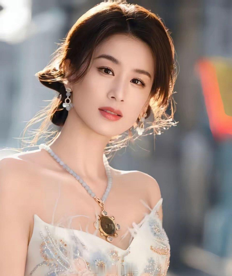 身边做形体老师的朋友跟我聊过实在话，黄圣依今年已经四十三岁，身段线条依旧紧致好看