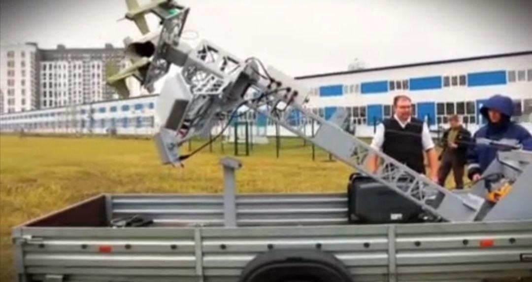 俄罗斯搞了个反无人机的新装备，名字挺接地气——叫“圣诞树”。

这玩意儿装在拖车