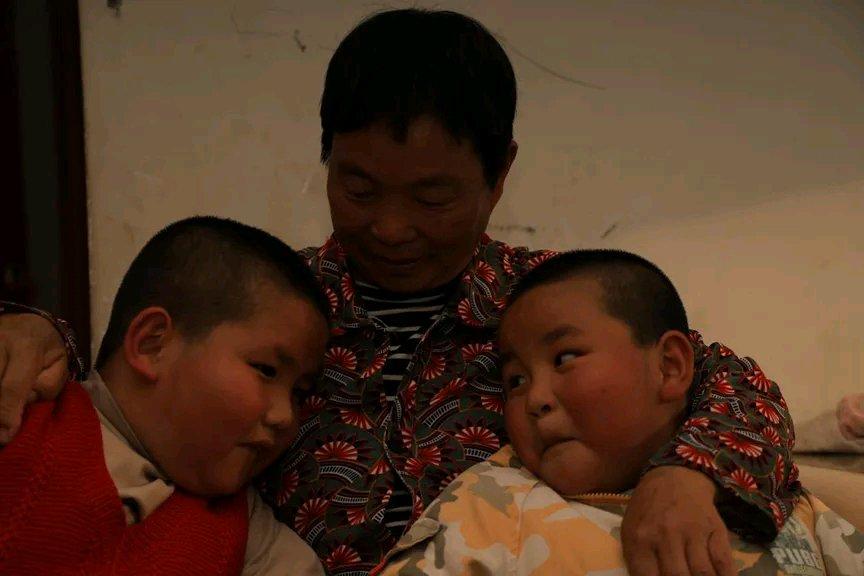 刘自珍老人真是有苦难言。十年前秋天，她田间劳作时听到呻吟声，发现田埂边蜷缩着衣衫