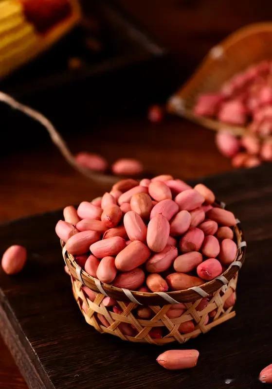 我超爱吃生花生，小时候在农村，花生可是难得的零食，只有过年过节才能吃上。现在随时