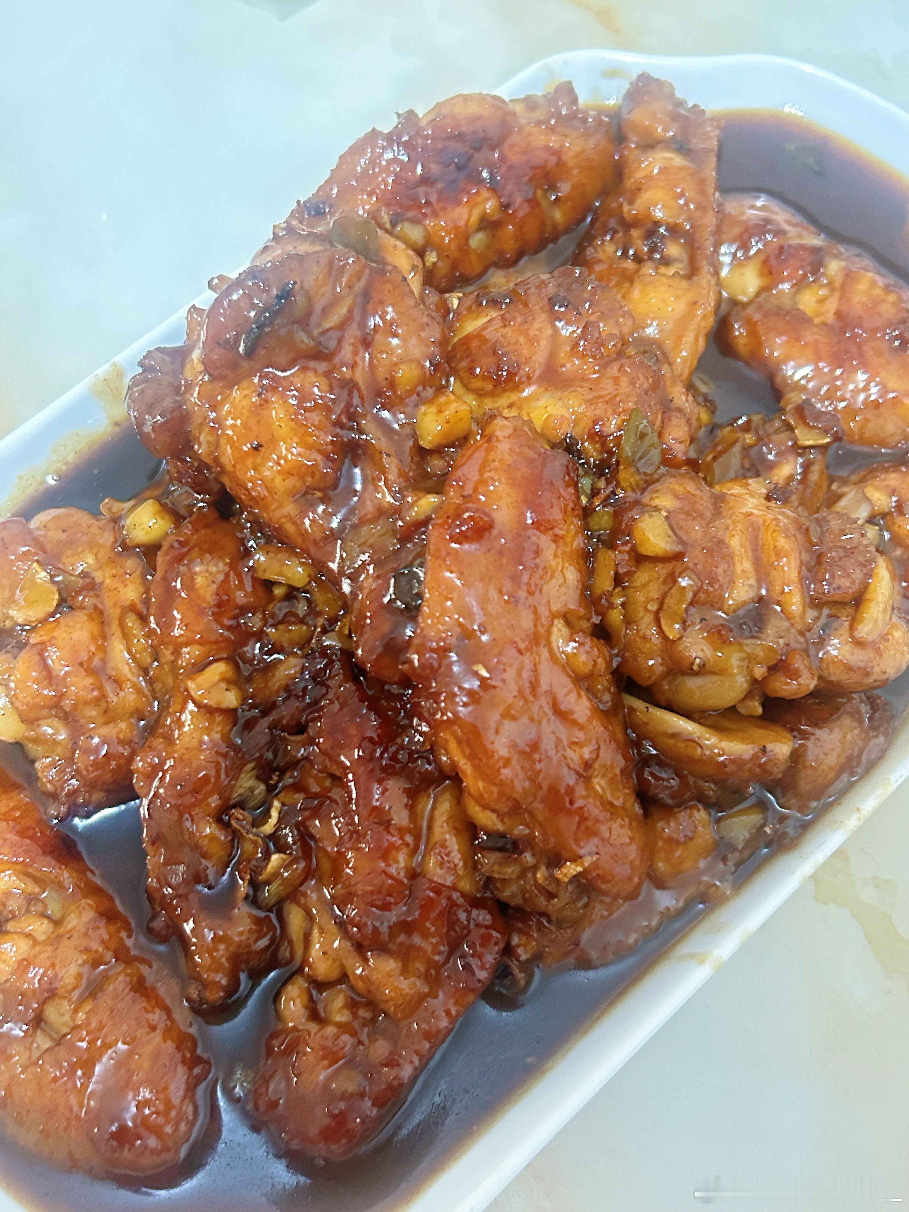 每次我婆婆做米饭炒好几个菜。还没等全部做完我都已经吃完了。目前只有这俩菜做好了。