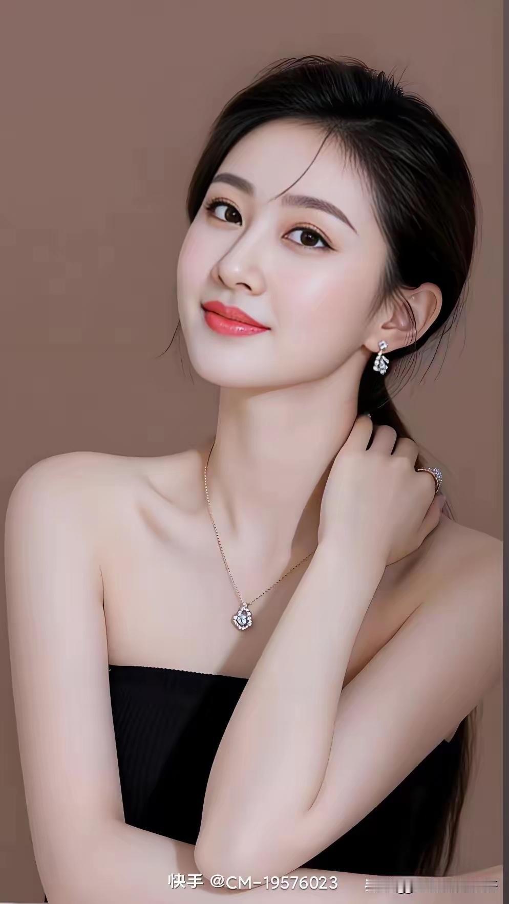 优雅黑裙，闪耀耳环，温柔微笑，气质满分！
