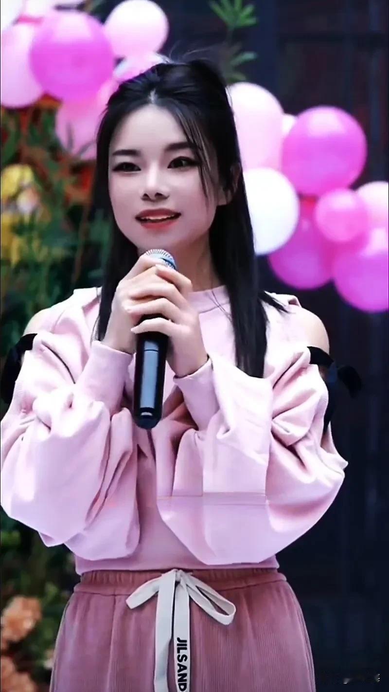今天是唐朵小公主加入一五班100天的纪念日，家人们亲自到场，给小公主送来鲜花和蛋