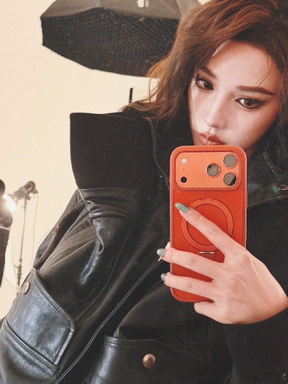 彭小苒荧光绿眼影每一张都自带氛围感，彭小苒这次新造型真的杀 疯了！一般人hold