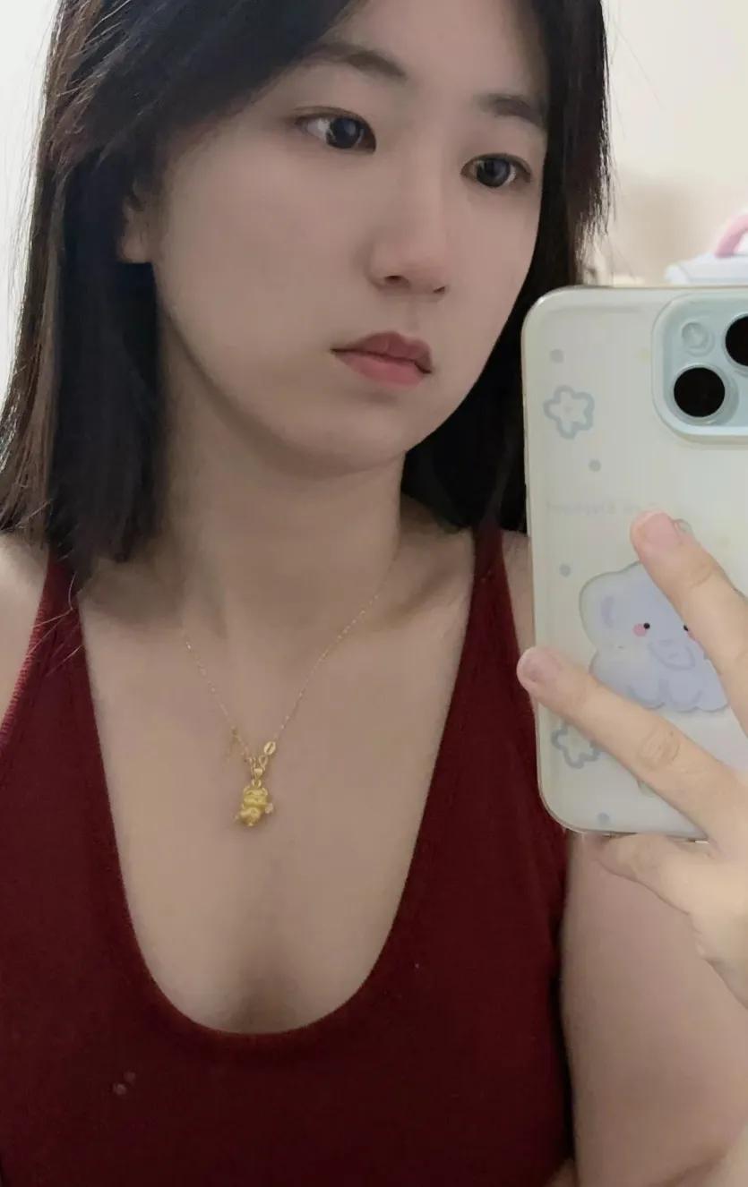 红颜一笑似花开，素衣轻舞心自闲。