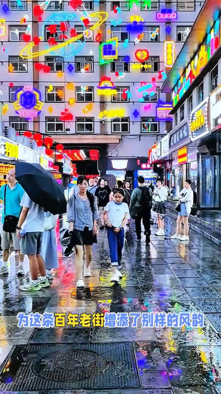 雨夜红云，邂逅百年老街。
夜游洛阳西工小街，下着阵阵大雨，雨停后天际出现了红云，