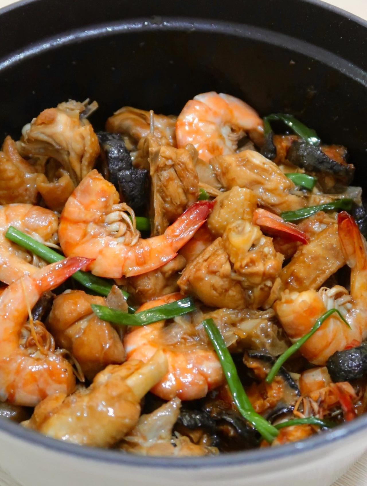 啫啫海鲜鸡煲，酱香浓郁超下饭~~
超下饭的家庭版啫啫海鲜鸡煲，十分简单易做~
鸡