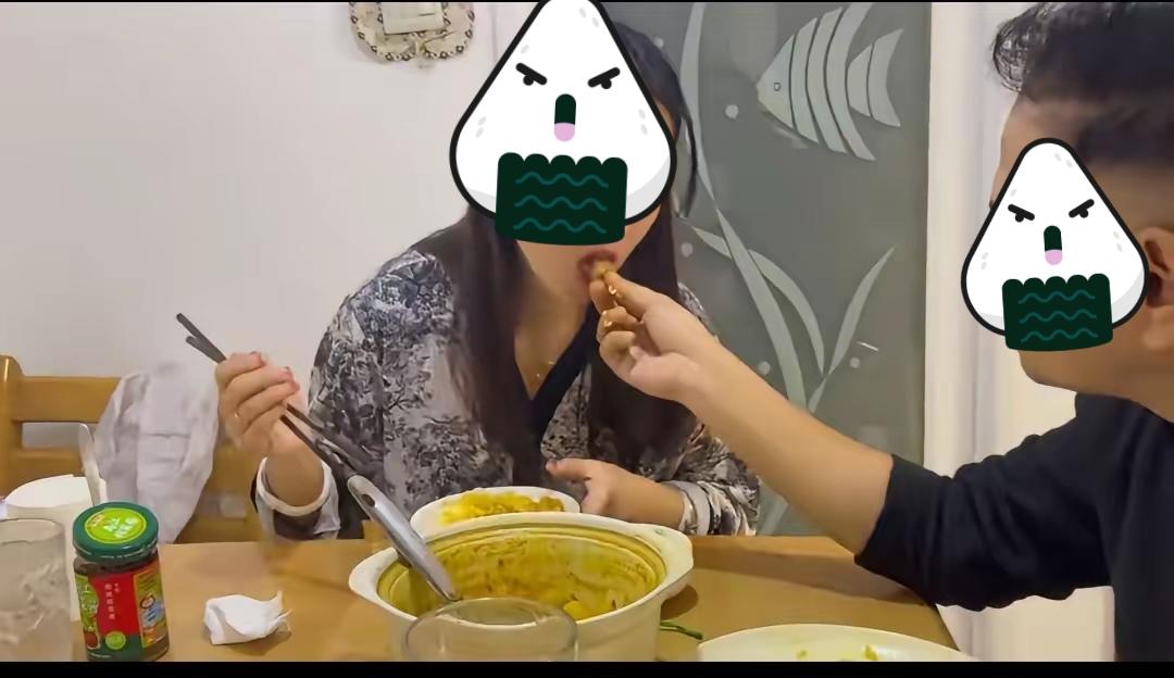 丹丹分享她和印度老公吃饭的场景，她用筷子和碗，她的印度老公老公则用手直接抓取食物