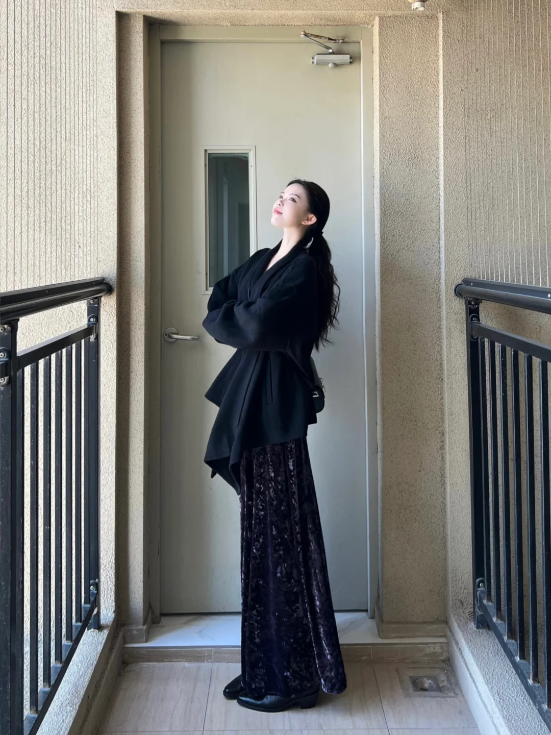 我的黑色外套➕紫色丝绒半身裙