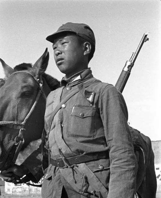 1938年11月的一天，刘振魁和战友们冲进日军营房时，有个鬼子朝他扔了一枚手榴弹