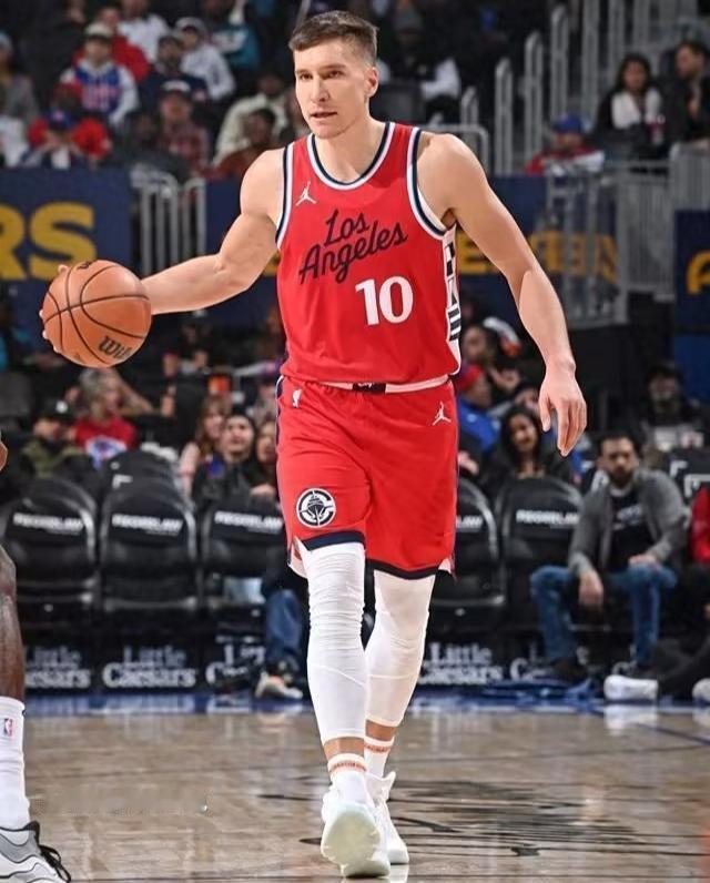 10月10日NBA季前赛快船对广州龙狮的比赛中，首节刚开打，博格丹便伤退，随后由