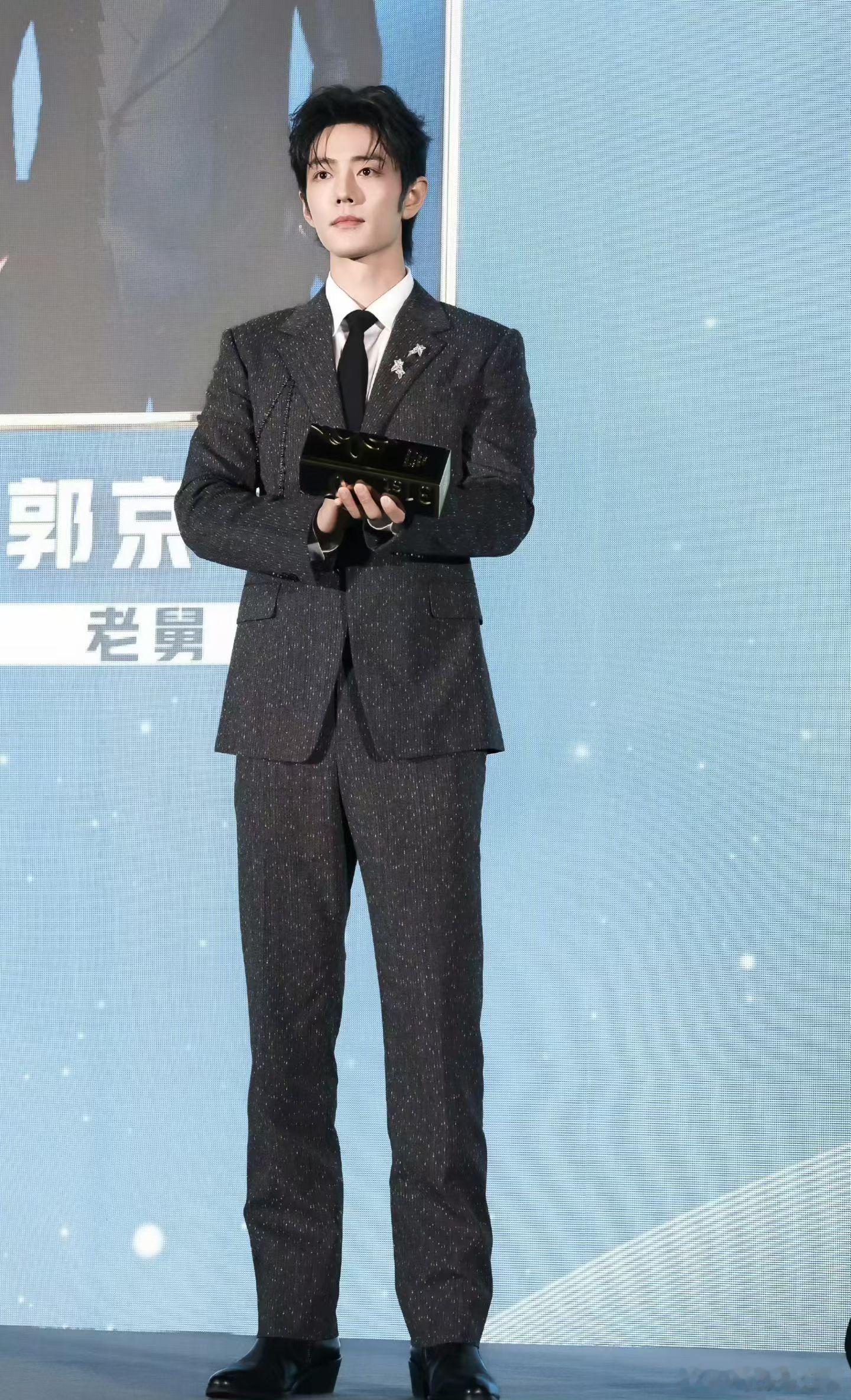 我们坐在高高的虾壳上听老虾讲过去的故事肖战 xz向全世界安利肖战这座城月色暗淡 